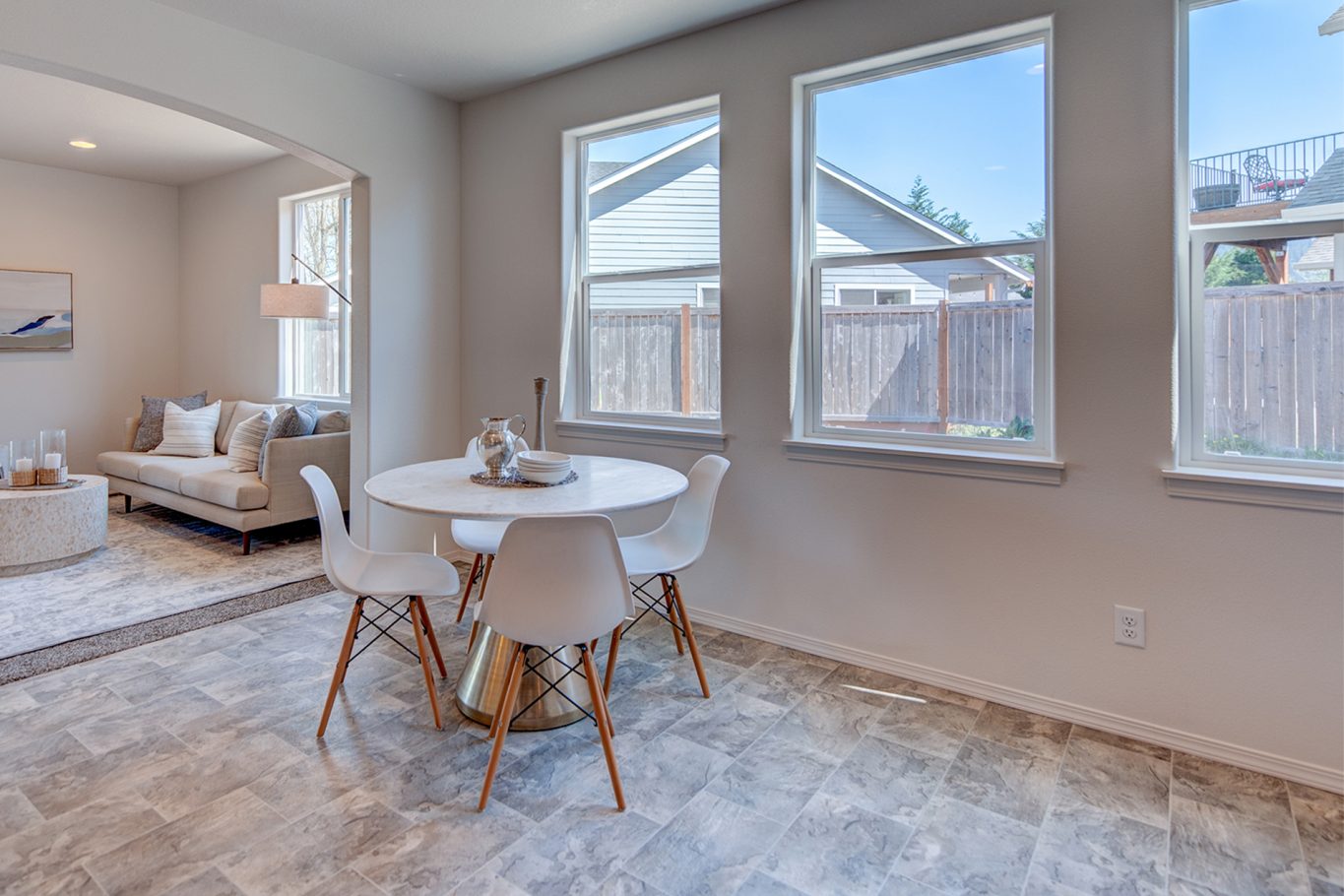 King Duplex Dining Room Photo